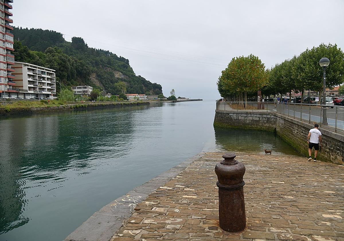 Los cielos cubiertos, como este en Deba, dominarán esta semana en Gipuzkoa.