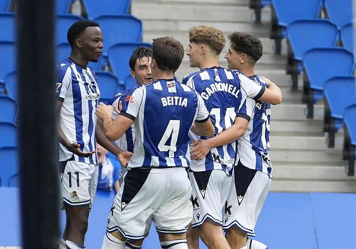 Los jugadores del Sanse celebran el gol con Ochieng.