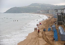 Zarautz vivió ayer una jornada de calor y cielo cubierto.