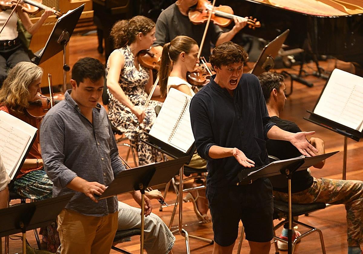 Los intérpretes y la Euskadiko Orkestra realizaron ayer un ensayo general de la obra 'West Side Story'.