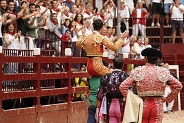 A hombros los toreros valientes. La fiesta ha terminado. Emilio es agasajado por los suyos y por los aficionados debarrak.