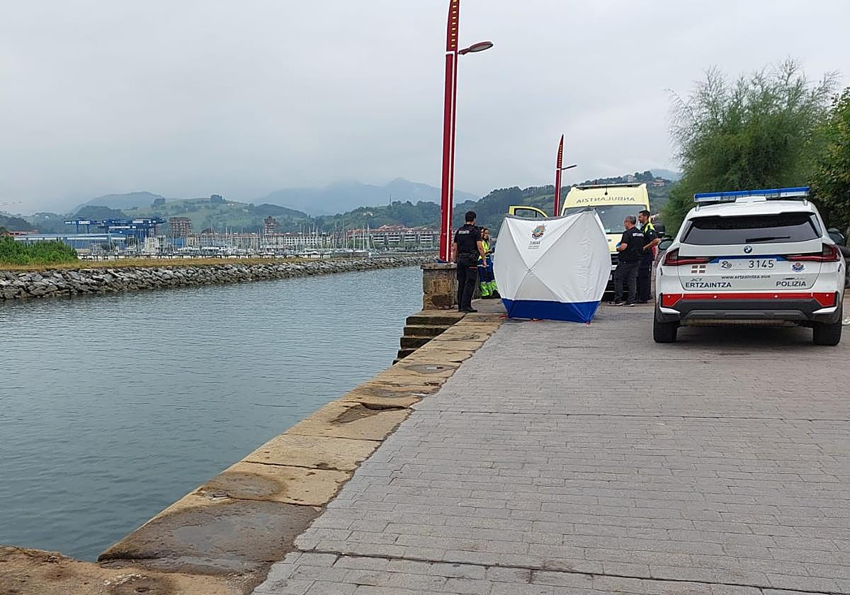 Efectivos de la Ertzaintza custiodian el cadáver.