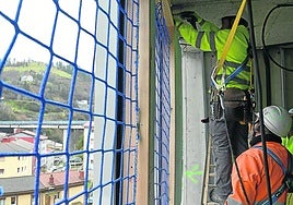 Unos obreros trabajan en la construcción de una vivienda de protección oficial en el barrio San Cristóbal de Eibar.