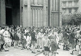 Chavalería, seguramente sin petardos, en el atrio del Buen Pastor.