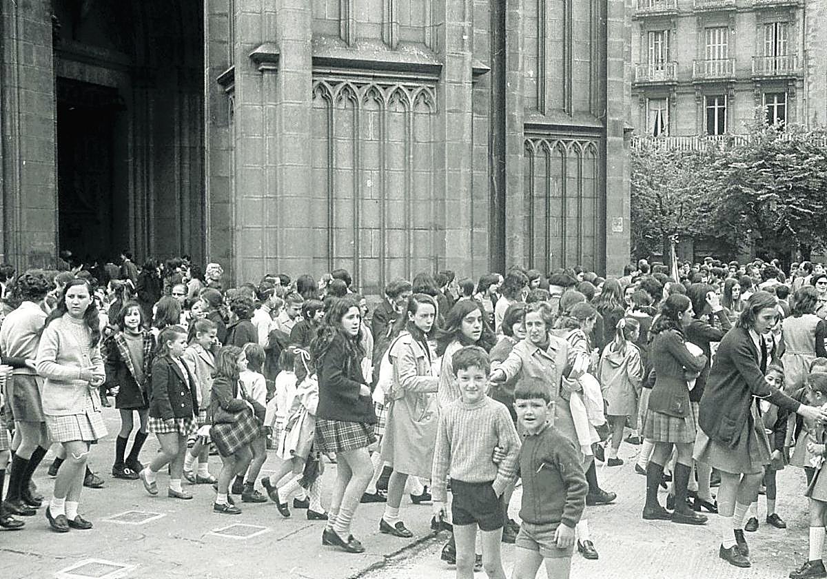 Chavalería, seguramente sin petardos, en el atrio del Buen Pastor.
