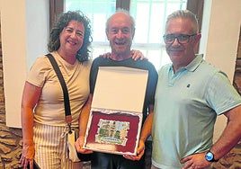 Iñaki posa con la placa de agradecimiento que este domingo le entregó Toni por sorpresa.