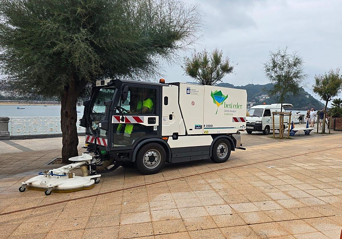 Una barredora del Ayuntamiento limpiando en el paseo de La Concha esta Semana Grande.