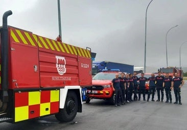 Diez bomberos y tres autobombas desde Gipuzkoa para frenar la ola de incendios