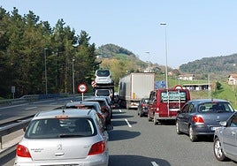 Vista de una retención en la A-15 entre Hernani y San Sebastián.