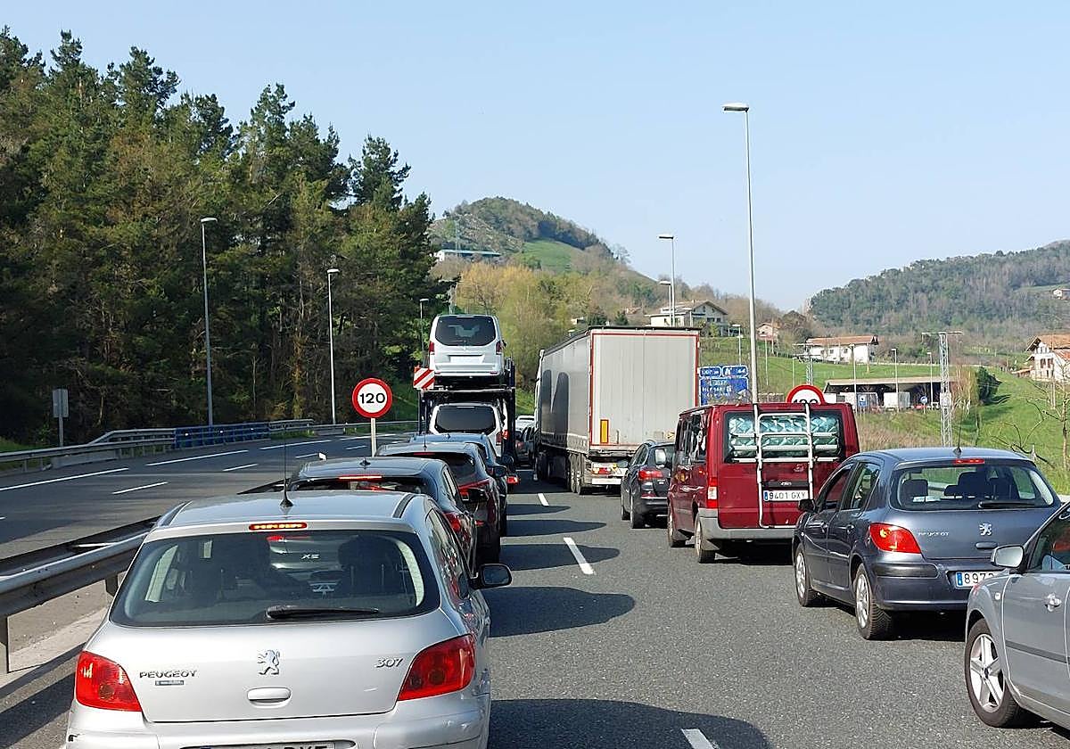 Vista de una retención en la A-15 entre Hernani y San Sebastián.