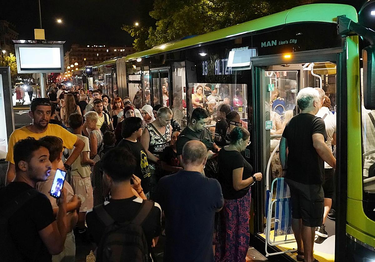 Usuarios subiendo al bus de la línea 13 de Altza durante esta Semana Grande.