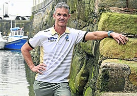 Jon Larrañaga, satisfecho con el trabajo de su cuadrilla, posa en el muelle de Getaria.