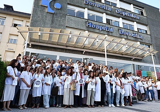 Imagen de archivo de una concentración de médicos a las puertasl de Hospital Donostia.