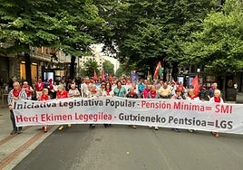 La marcha de pensionistas vascos ha partido este lunes desde la plaza elíptica hasta el Ayuntamiento de Bilbao.