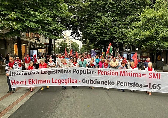 La marcha de pensionistas vascos ha partido este lunes desde la plaza elíptica hasta el Ayuntamiento de Bilbao.