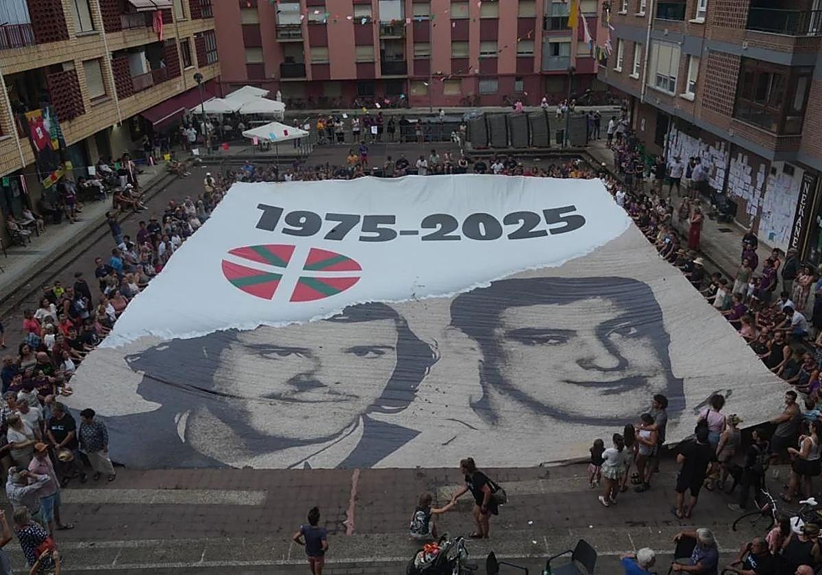 La lona que desplegó Sortu en la plaza Gorria de Azken Portu, en Zarautz