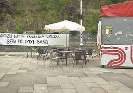 Las txosnas de Ondarroa junto a una pancarta contra la policía.
