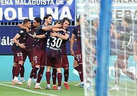 El Eibar se adelantó en el marcador con gol del debutante Javier Martón en una jugada ensayada desde el córner.