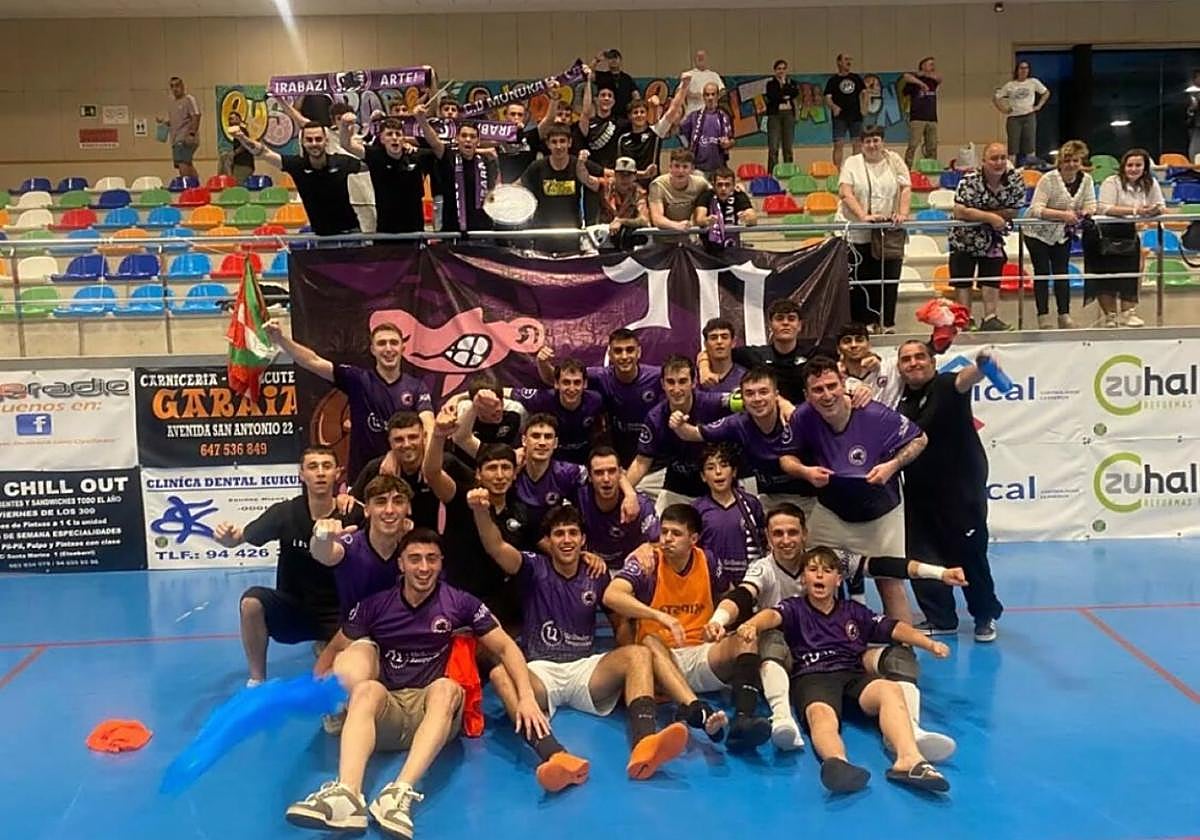 El equipo de 2B del Mondrate en su celebración por la Copa del Rey.