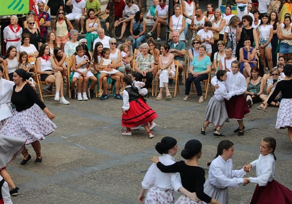 Herriko dantzariek, beste urte batez, euskal dantzako emanaldi polita eskaini zuten Goizuetako plazan bizilagunen gozamenerako.