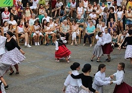 Herriko dantzariek, beste urte batez, euskal dantzako emanaldi polita eskaini zuten Goizuetako plazan bizilagunen gozamenerako.