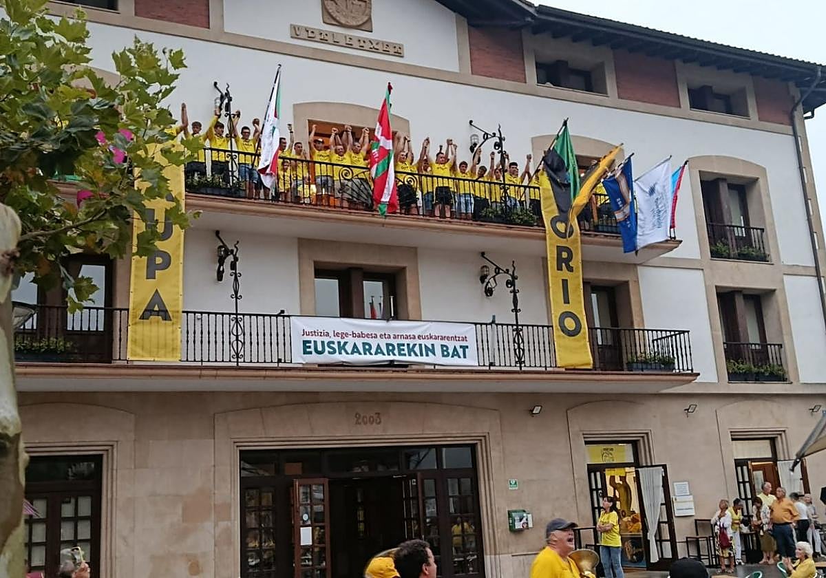 Gizonezkoen bi traineruetako arraunlariek ongi-etorri beroa jaso zuten igande arratsaldean.