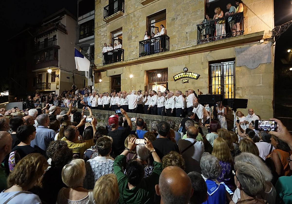 El Coro Gaztelubide, acompañado de cantores del Orfeón Donostiarra y el Coro Easo, y en la primera planta las cantoras del Orfeón, cantan el 'Festara'.
