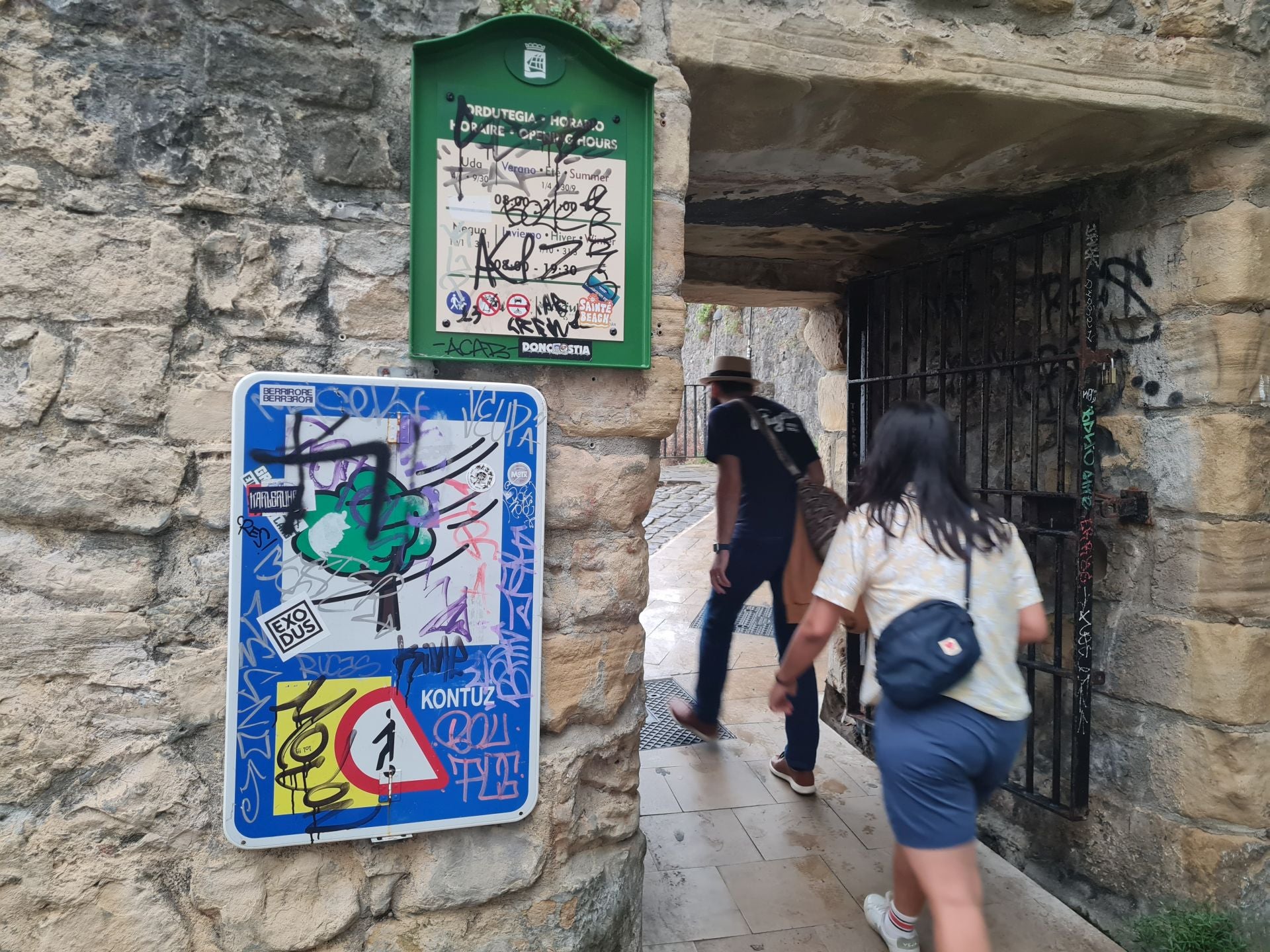 Imagen secundaria 2 - Mantenimiento limpiará en septiembre la nueva señalética de Urgull vandalizada