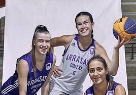 Naroa Zabala, Irene Murua, Uxue Esparta e Izar Badia posan con la camiseta del Arrasate Ointxe.