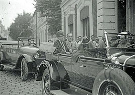La reina María Cristina, con su nieto Alfonso, en un coche ante la estación del Norte.