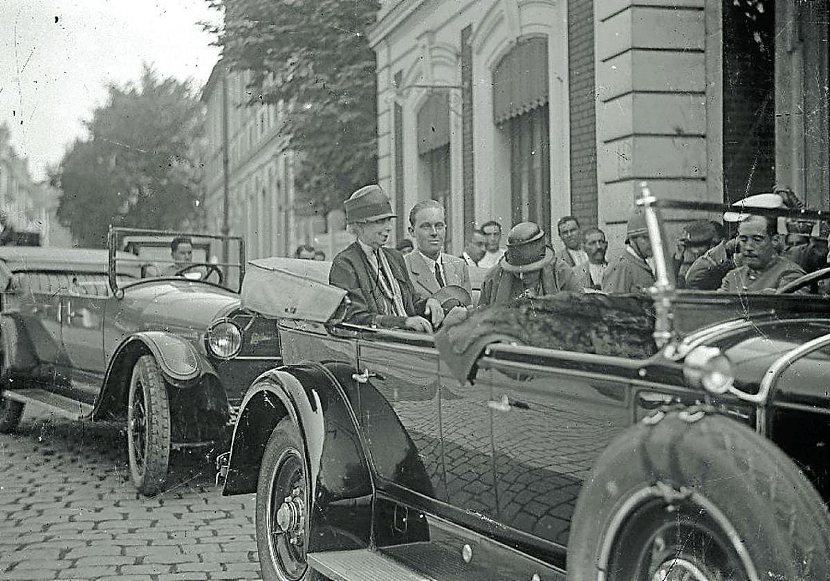 La reina María Cristina, con su nieto Alfonso, en un coche ante la estación del Norte.