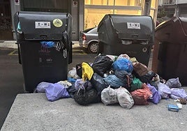 Montaña de basura fuera de los contenedores en Errenteria.