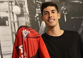 Carlos Fernández posa con la camiseta de su nuevo club por primera vez.