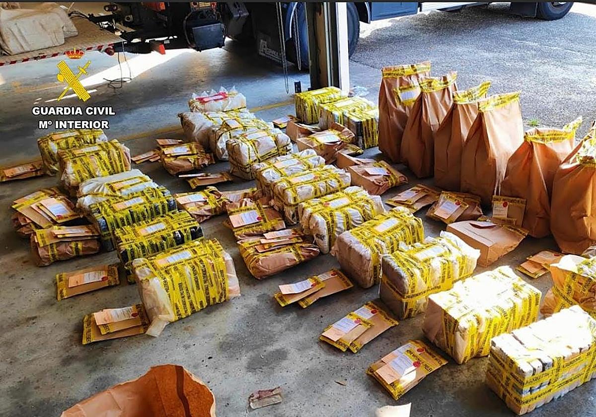 La droga incautada en el camión interceptado en Burdeos.