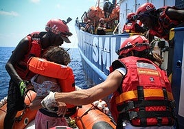 Miembros del Aita Mari rescatan a los migrantes en el Mediterráneo Central.