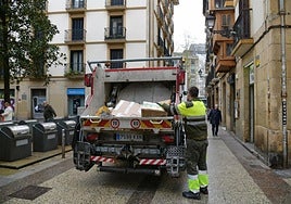 Un camión recoge la fracción de cartón de la Parte Vieja de Donostia.