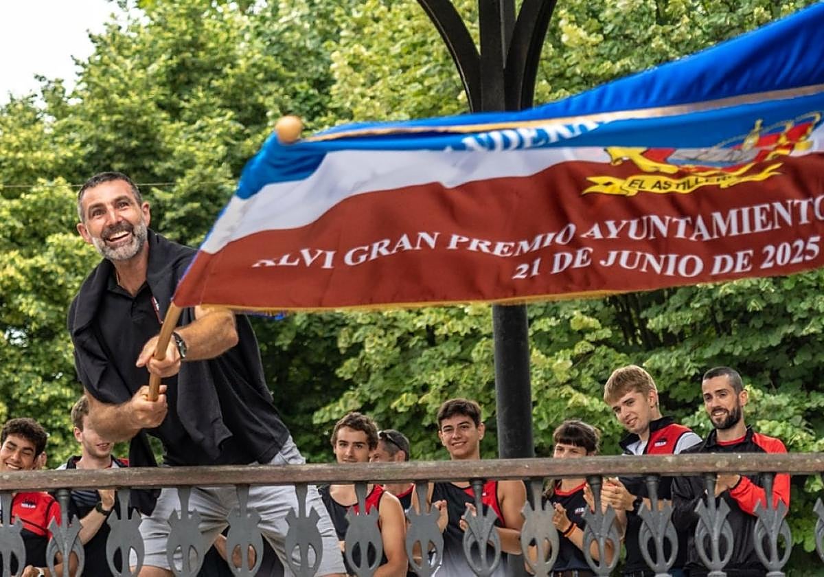 El entrenador de Hibaika ondeando una bandera en el kiosco.