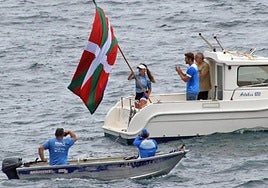 Nahikari Osa patroia zaleen aurrean herriko ikurriña astintzen garaipena lortuta.