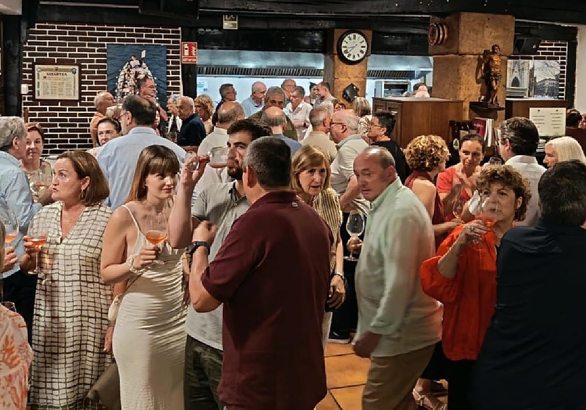 Los participantes en la cena de la sociedad Gizartea charlan en diferentes grupos.