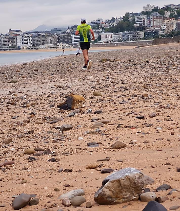 Imagen secundaria 2 - La primera retirada de piedras de la playa de Ondarreta este verano se llevará a cabo el lunes
