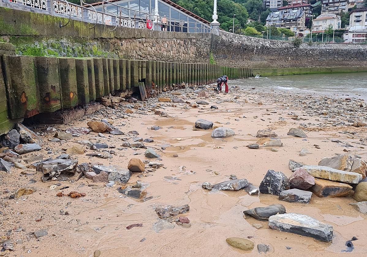 Imagen principal - La primera retirada de piedras de la playa de Ondarreta este verano se llevará a cabo el lunes