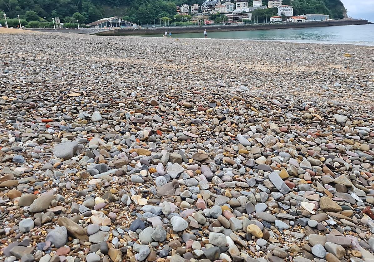 La bajamar del lunes ofreció esta imagen de la playa de Ondarreta a primera hora de la mañana.