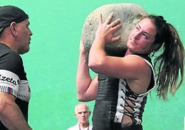 Ainitze Zumeta ondo egokitzen da harri baldarretara eta hor izaten du baita Izetaren laguntza.