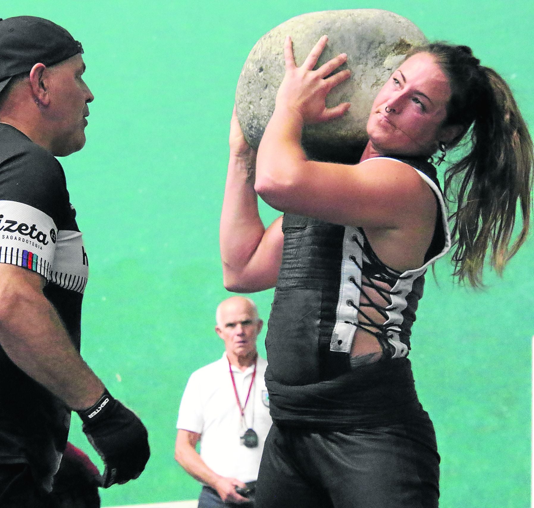 Ainitze Zumeta ondo egokitzen da harri baldarretara eta hor izaten du baita Izetaren laguntza.