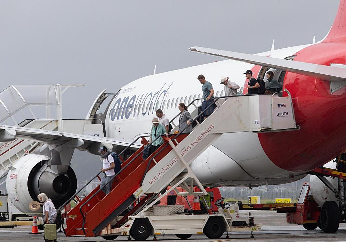 Un avión en la pista de aterrizaje del aeropuerto de Hondarribia.