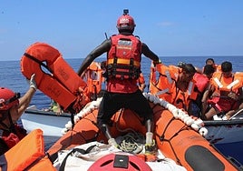 La tripulación asiste a la embarcación.