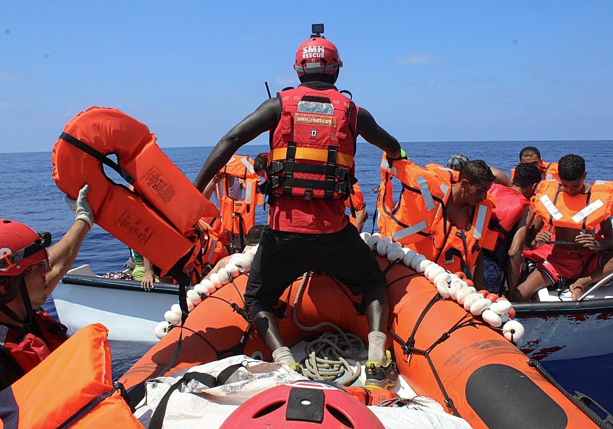 La tripulación asiste a la embarcación.