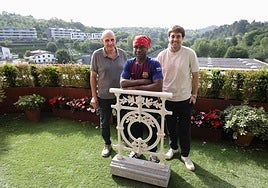 Hamady, en el centro, a su izquierda Luis del Olmo y a su derecha Xabier Lekuona, ambos directores de personas a en grupo Moyua y Sutargi.