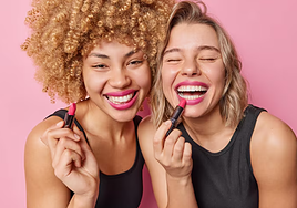 Dientes blancos con el maquillaje correcto