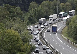 Las retenciones se han generado por la gran afluencia de tráfico en la muga.